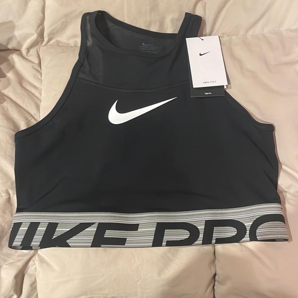 Cropped Nike Shirt/Bra